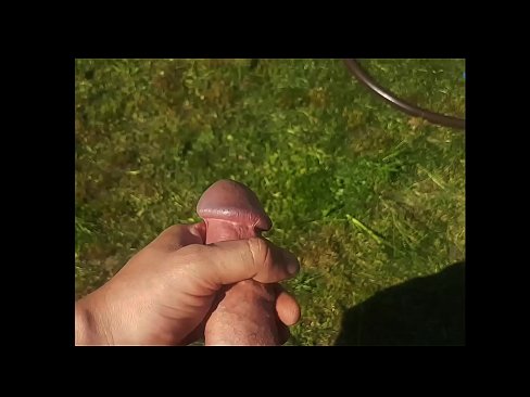 ❤️ Vruća zgodnica jebe svoju ružičastu macu i svršava špricom u ljetnom vrtu ❤️❌ Ruski porno kod nas ﹏